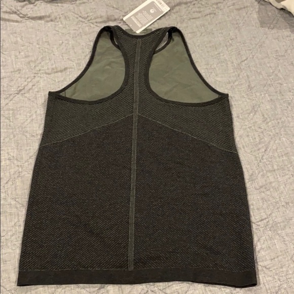 Athleta Fitted Workout Tank NWT - Picture 6 of 8